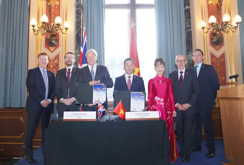 Tổng Giám đốc Vietjet Đinh Việt Phương (giữa, phải) và Tổng Giám đốc Airbus Commercial Christian Scherer (giữa, trái) ký kết hợp đồng đặt mua 100 máy bay A321neo tại Bộ ngoại giao Anh với sự chứng kiến của Đại sứ Anh tại Việt Nam Iain Frew (thứ 2, trái), Đặc phái viên Thủ tướng Anh Matt Western (thứ 2, phải) Photo 1 (1).jpg