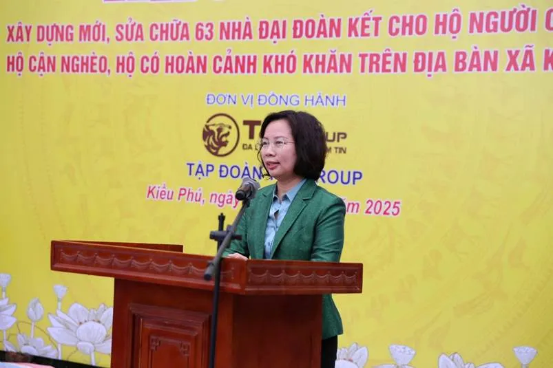 Bà Bùi Huyền Mai, Phó Chủ tịch Thường trực UBMTTQ TP Hà Nội phát biểu tại sự kiện 1761915866659-5962.jpeg