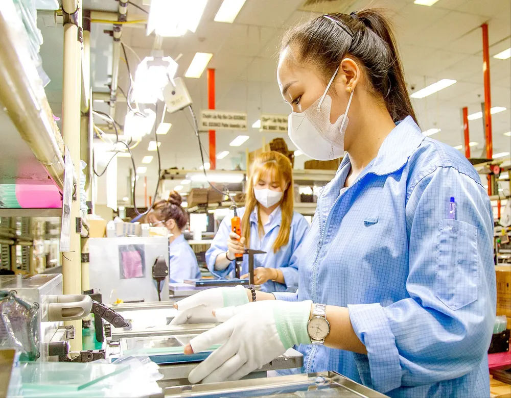 Công nhân lắp ráp thiết bị điện tử tại nhà máy Datalogic Việt Nam - doanh nghiệp FDI, chuyên sản xuất máy quét mã vạch và thiết bị cảm biến công nghệ cao tại Khu Công nghệ cao TPHCM. Ảnh: HOÀNG HÙNG &1a.jpg