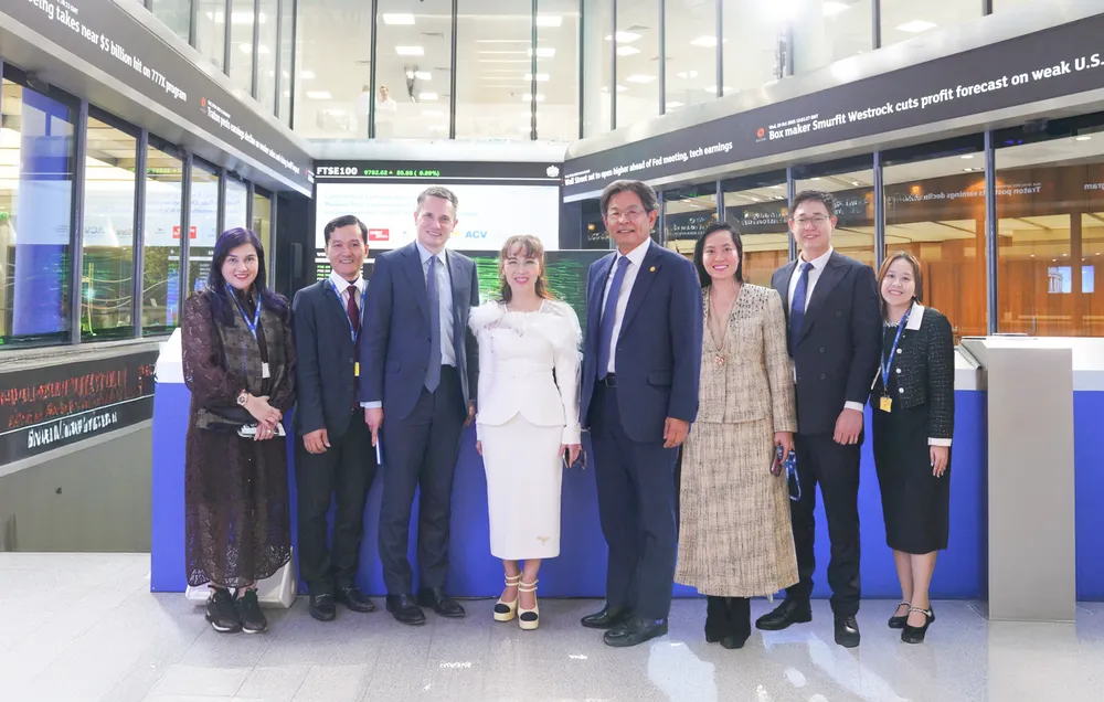 Lãnh đạo HDBank thăm và làm việc tại Sở giao dịch chứng khoán London 2B.PNG