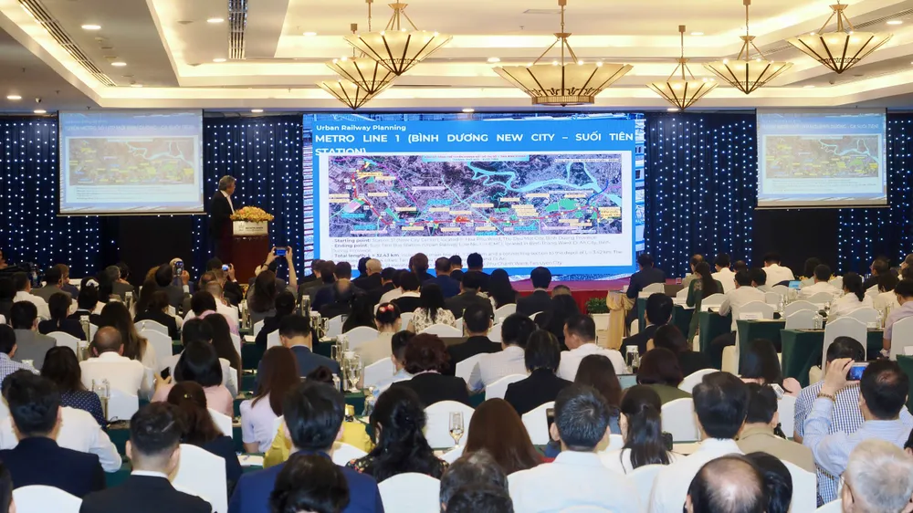 Chuyên gia trình bày quy hoạch tuyến Metro số 1 nối dài. Ảnh: HOÀNG HÙNG #5a.jpg