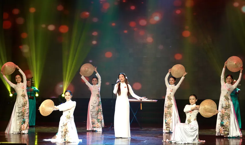 Ca sĩ trẻ Võ Lê Quỳnh Lê biểu diễn ca khúc Bài ca cô gái Việt Nam của nhạc sĩ Thu Hường &6b.jpg