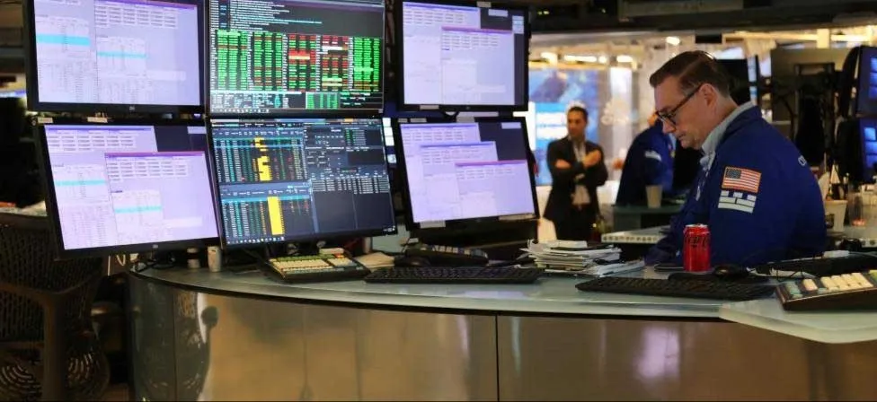 Theo dõi biến động thị trường từ sàn giao dịch chứng khoán New York, Mỹ. Ảnh: XINHUA &8a.jpg