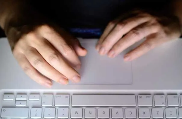 Mạng xã hội trở thành "mảnh đất màu mỡ" cho những "kẻ săn mồi" trực tuyến. Ảnh: PA &8b.jpg