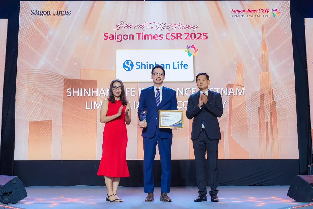 Ông Bae Seung Jun, Tổng Giám đốc Shinhan Life Việt Nam (giữa) nhận danh hiệu 'Doanh nghiệp vì cộng đồng' tại Lễ vinh danh Saigon Times CSR 2025.jpeg