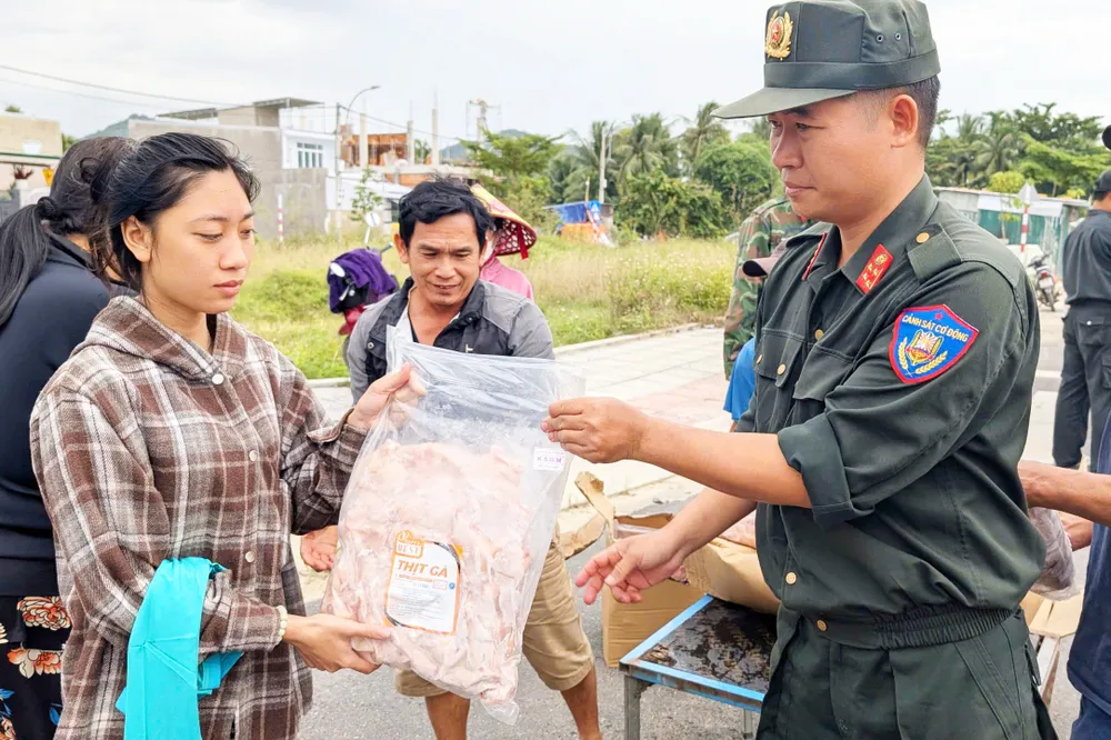 Công ty trao tặng 4,5 tấn thực phẩm Japfa Best cho người dân phường Tây Nha Trang (tỉnh Khánh Hoà).jpg