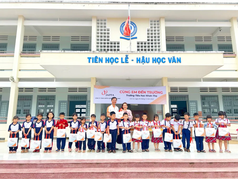 Hơn 200 phần quà trong chương trình _Cùng em đến trường_ được trao cho học sinh Trường Tiểu học Nhơn Thọ vào ngày 04_12_2025.jpg