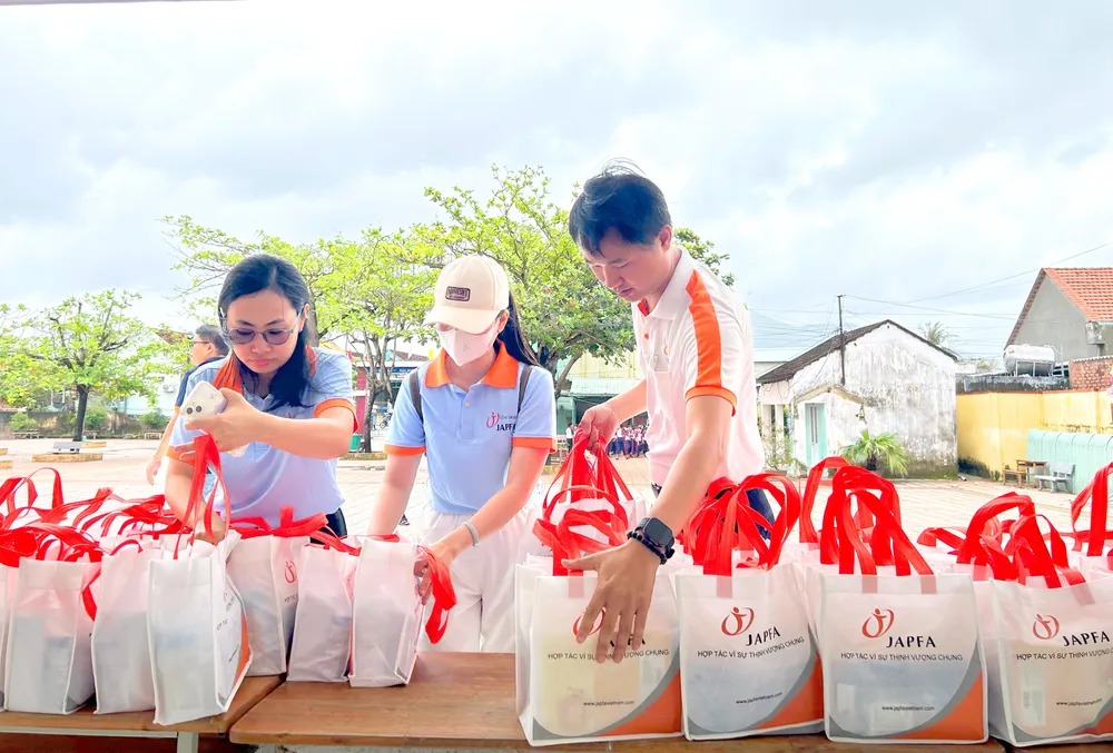 Nhà máy Japfa Bình Định chuẩn bị các suất quà hỗ trợ trẻ em đến trường.jpg