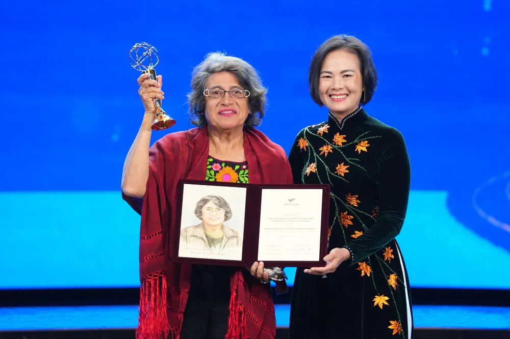 O Prêmio Especial VinFuture 2025 para Cientistas de Países em Desenvolvimento homenageia a Profa. María Esperanza Martínez-Romero (México). Ảnh 3.JPG