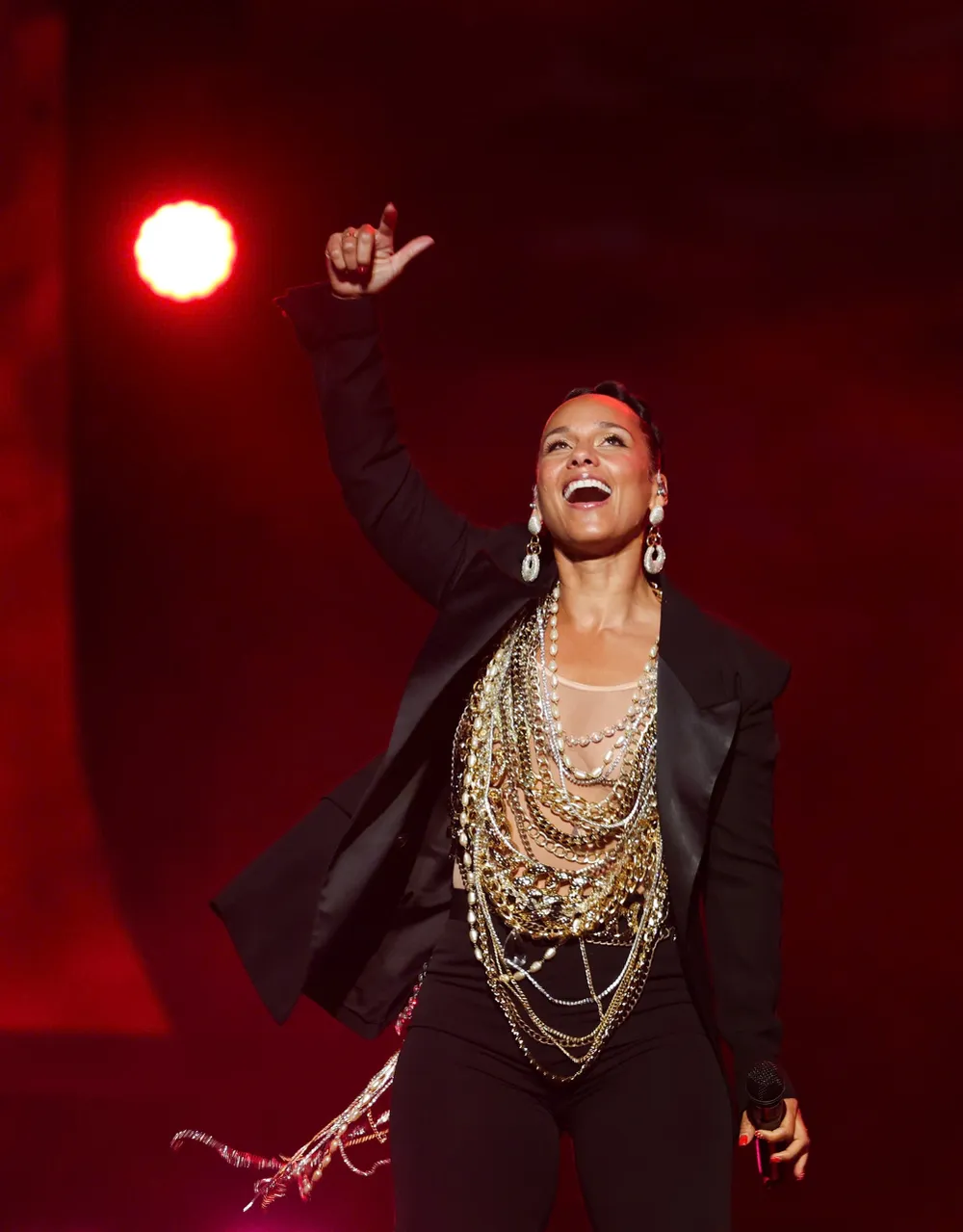 A cerimônia de entrega dos prêmios VinFuture 2025 foi marcada por uma explosão de emoção com a presença da lendária artista Alicia Keys, vencedora de 17 prêmios Grammy. Ảnh 7.jpg