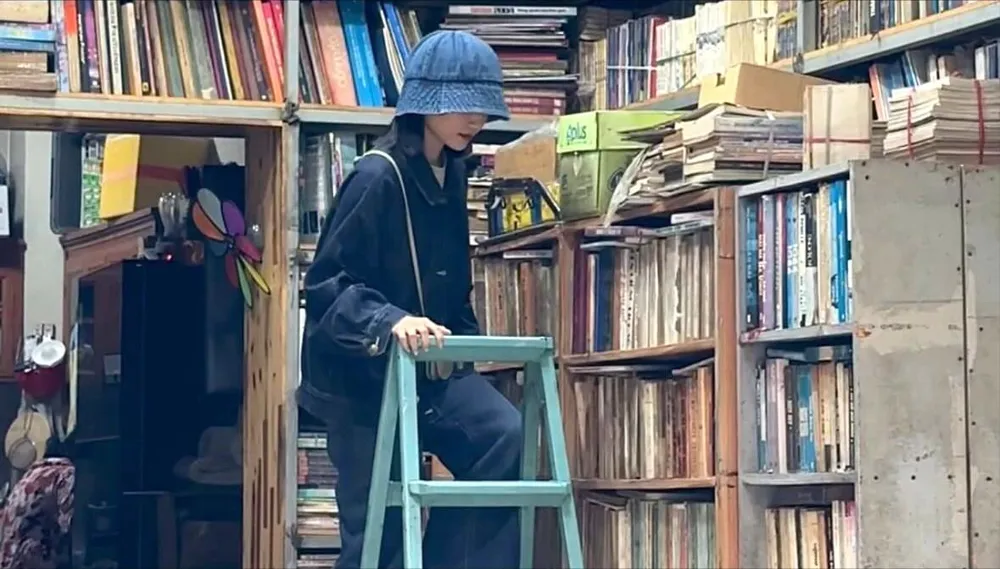 Pelanggan perlu menggunakan tangga untuk mencari buku yang mereka perlukan. H6A.jpg