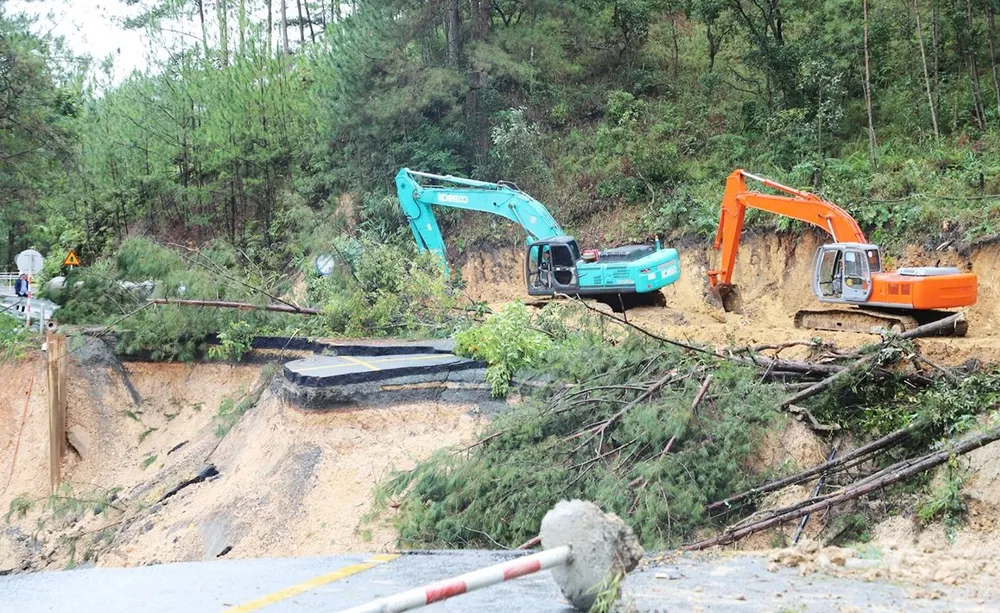 Mimosa Pass នៅលើផ្លូវហាយវេ 20 បានទទួលរងការរអិលបាក់ដីយ៉ាងធ្ងន់ធ្ងរអំឡុងពេលមានភ្លៀងធ្លាក់ខ្លាំងនាពេលថ្មីៗនេះ។ រូបថត៖ Tien Thang H7a.jpg