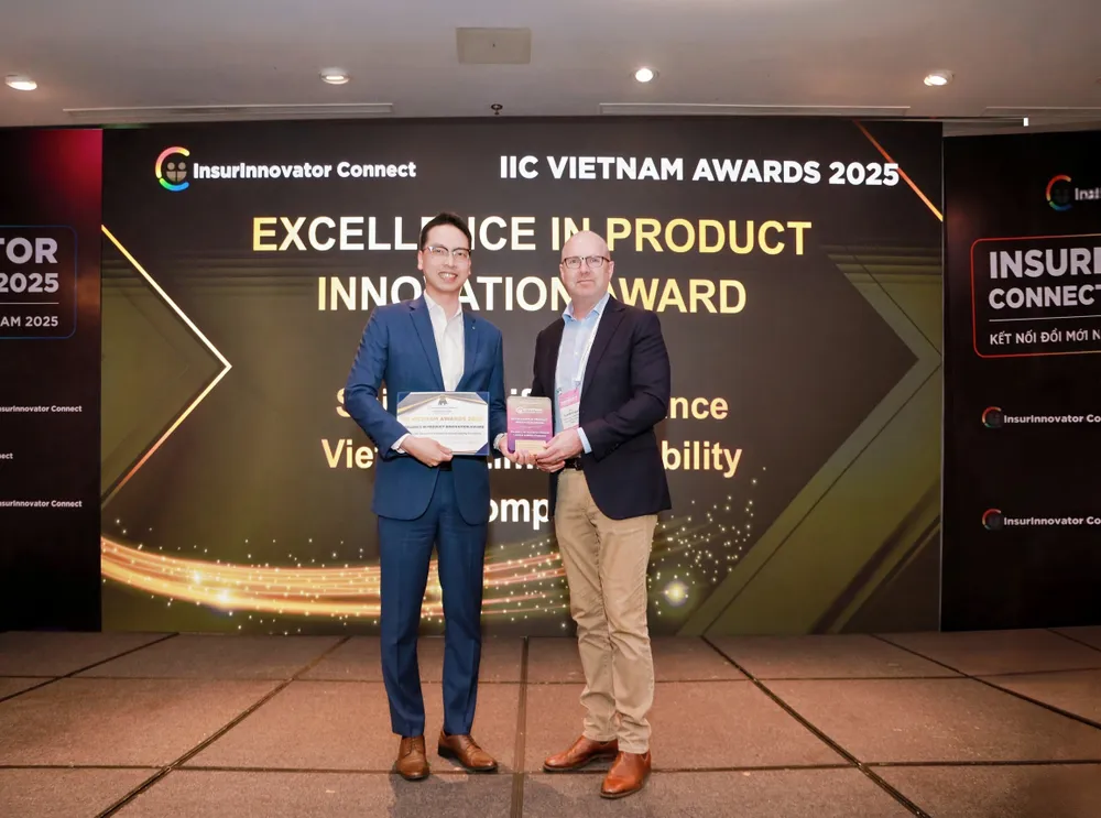 Ông Bae Seung Jun, Tổng Giám đốc Shinhan Life Việt Nam (trái) nhận Giải thưởng EXCELLENCE IN PRODUCT INNOVATION AWARD.jpg