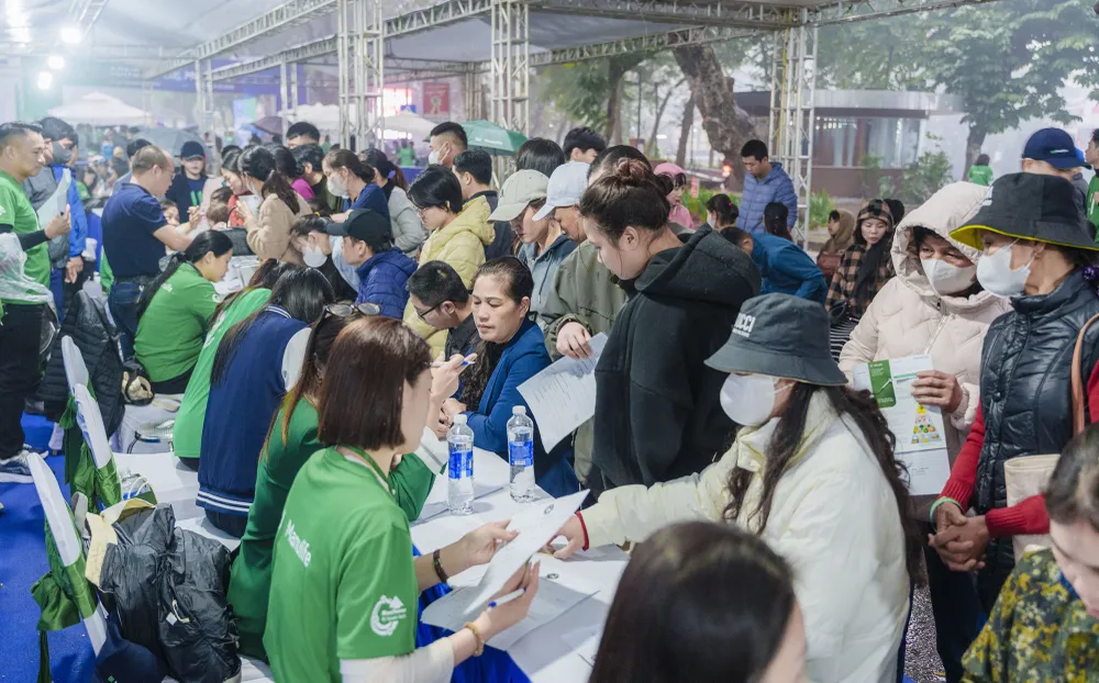 1. Dù trời mưa nhưng rất đông người dân đã có mặt tại chương trình để tham gia khám sức khỏe. Ảnh Hiền Hiếu.jpg