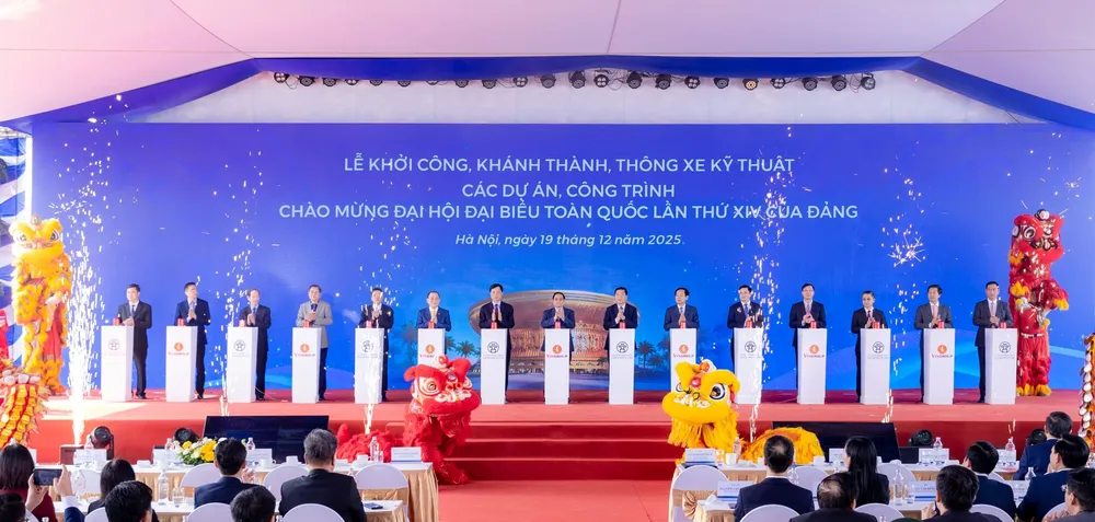Ảnh 2 Thủ tướng Chính phủ Phạm Minh Chính, Bí thư Thành ủy Hà Nội Nguyễn Duy Ngọc cùng lãnh đạo Bộ Ngành Trung ương, lãnh đạo địa phương và ông Phạm Nhật Vượng - Chủ tịch Tập đoàn Vingroup bấm nút khởi công Dự án Kh.JPG