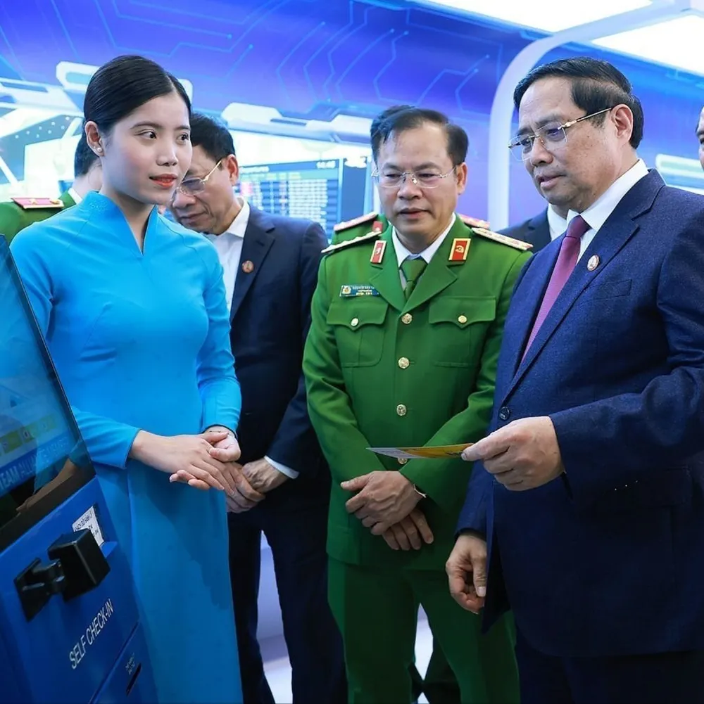 នាយករដ្ឋមន្ត្រី ផាម មិញឈីញ បានអញ្ជើញទៅទស្សនាការតាំងពិព័រណ៍ស្តីពីការអភិវឌ្ឍវិទ្យាសាស្ត្រ បច្ចេកវិទ្យា នវានុវត្តន៍ និងការផ្លាស់ប្តូរឌីជីថលរបស់អាជីវកម្ម កាលពីថ្ងៃទី១៨ ខែធ្នូ។ S1k.jpg