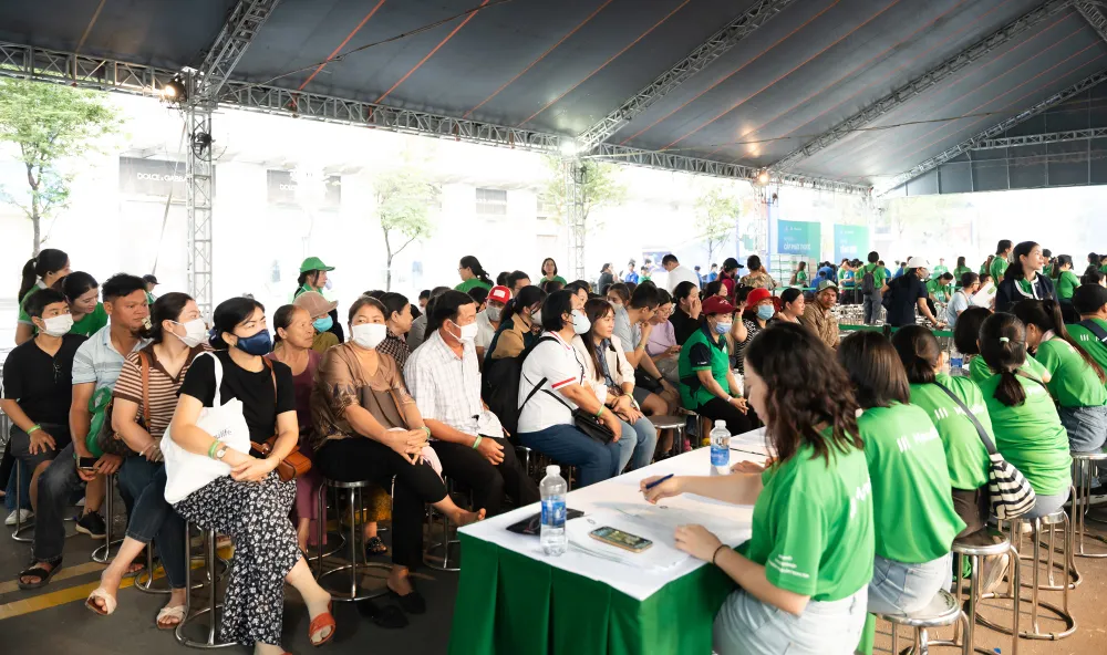 1. Bên cạnh người lớn tuổi, người lao động phổ thông, chương trình tập trung vào nhóm người trẻ từ 25-45 tuổi. Ảnh Hiền Hồ.jpg