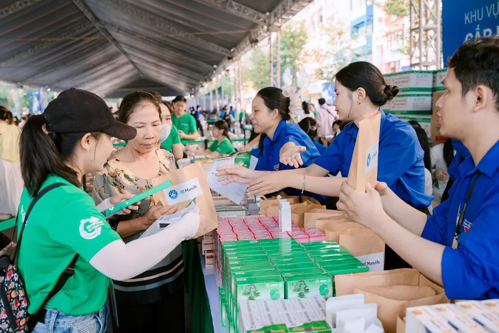 5. Người dân được phát thuốc theo đơn và được tặng quà tại sự kiện. Ảnh Hiền Hồ..jpg