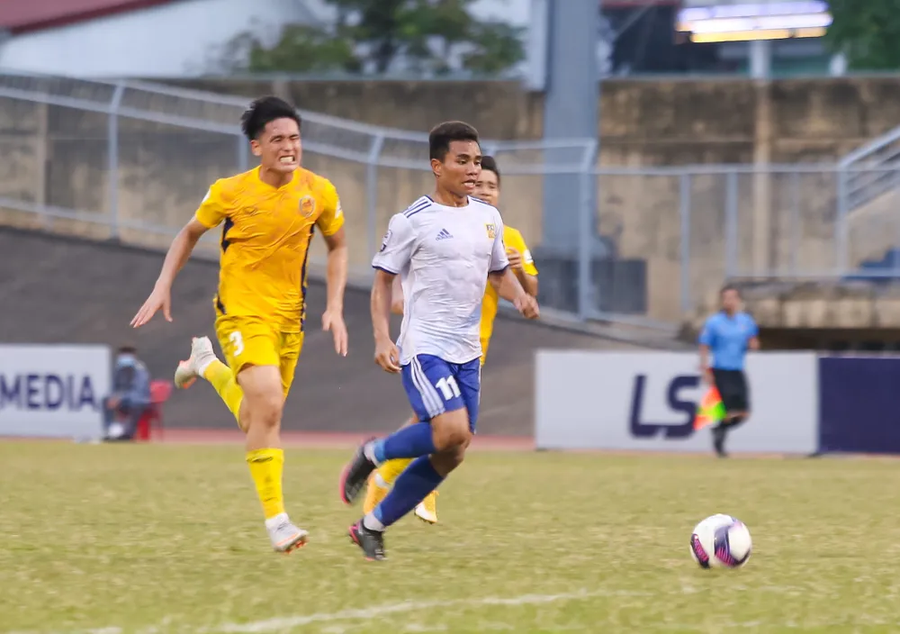 Kiatisak và chuyến xe hội quân đặc biệt của tuyển thủ U22 ảnh 2