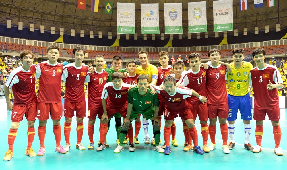 Tuyển futsal Việt Nam chụp hình với huyền thoại futsal Falcao khi sang Brazil tham dự giải giao hữu cuối năm 2014