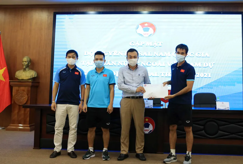 Phó Chủ tịch thường trực VFF Trần Quốc Tuấn đến gặp gỡ, động viên đội tuyển futsal Việt Nam