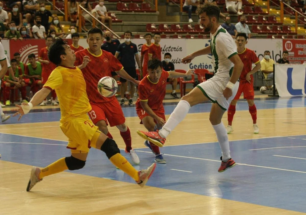 Đội tuyển futsal Việt Nam chia tay Tây Ban Nha bằng trận hòa ảnh 2 Đội tuyển futsal Việt Nam chia tay Tây Ban Nha bằng trận hòa ảnh 2