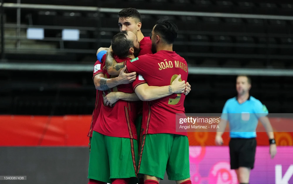 Các cầu thủ Bồ Đào Nha ăn mừng chiến thắng ở ngày ra quân Futsal World Cup 2021. Ảnh: GETTY