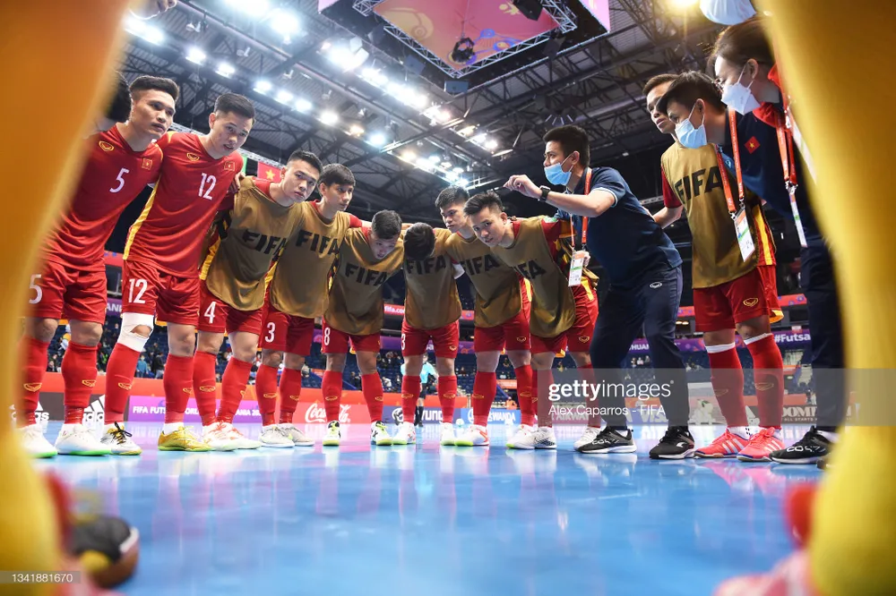 Vì sao HLV Phạm Minh Giang vắng mặt ở trận đấu với đội tuyển Nga? ảnh 1