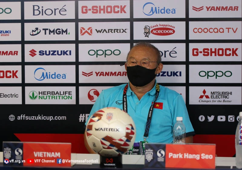 HLV Park Hang-seo uất ức vì công tác trọng tài ở bán kết lượt đi AFF Cup 2020. Ảnh: NHẬT ĐOÀN