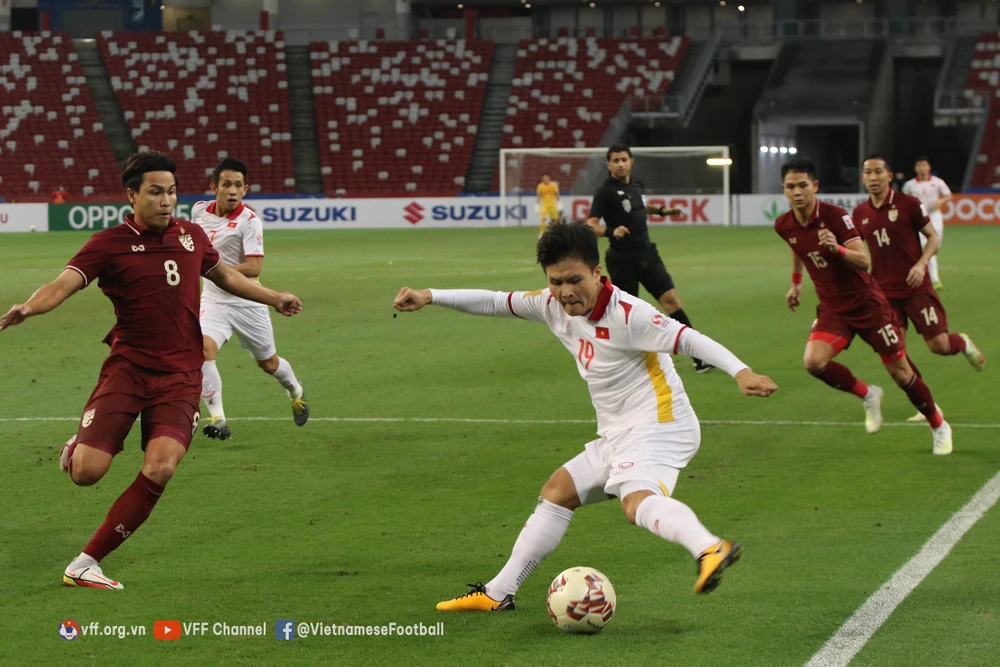 Quang Hải thi đấu đầy nỗ lực ở trận bán kết lượt về AFF Cup 2020. Ảnh: NHẬT ĐOÀN