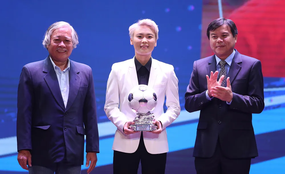 Hoàng Đức, Huỳnh Như và Văn Ý đoạt Quả bóng vàng Việt Nam 2021 ảnh 14