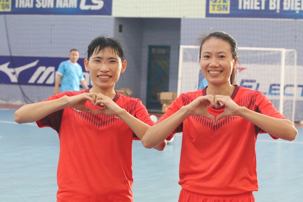 Các nữ tuyển thủ futsal quyết tâm đổi màu huy chương ở SEA Games 31. Ảnh: HỮU THÀNH