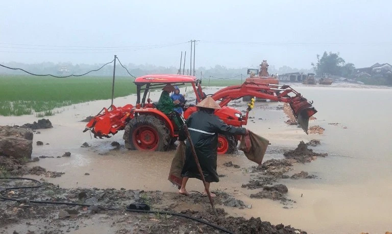 Các phương tiện đắp đê, cứu lúa ngập úng do lũ trái mùa tại huyện Phong Điền, tỉnh Thừa Thiên – Huế