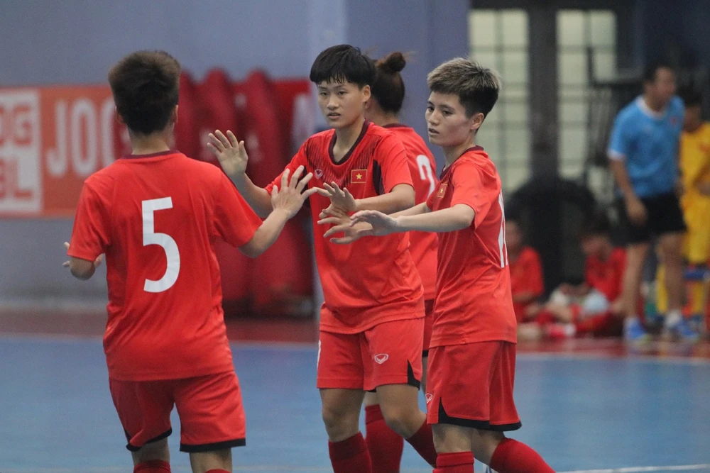 Đội tuyển nữ futsal Việt Nam giành chiến thắng ở trận giao hữu diễn ra vào chiều 7-4 trước trường THPT Lê Thị Hồng Gấm. ẢNH: HỮU THÀNH