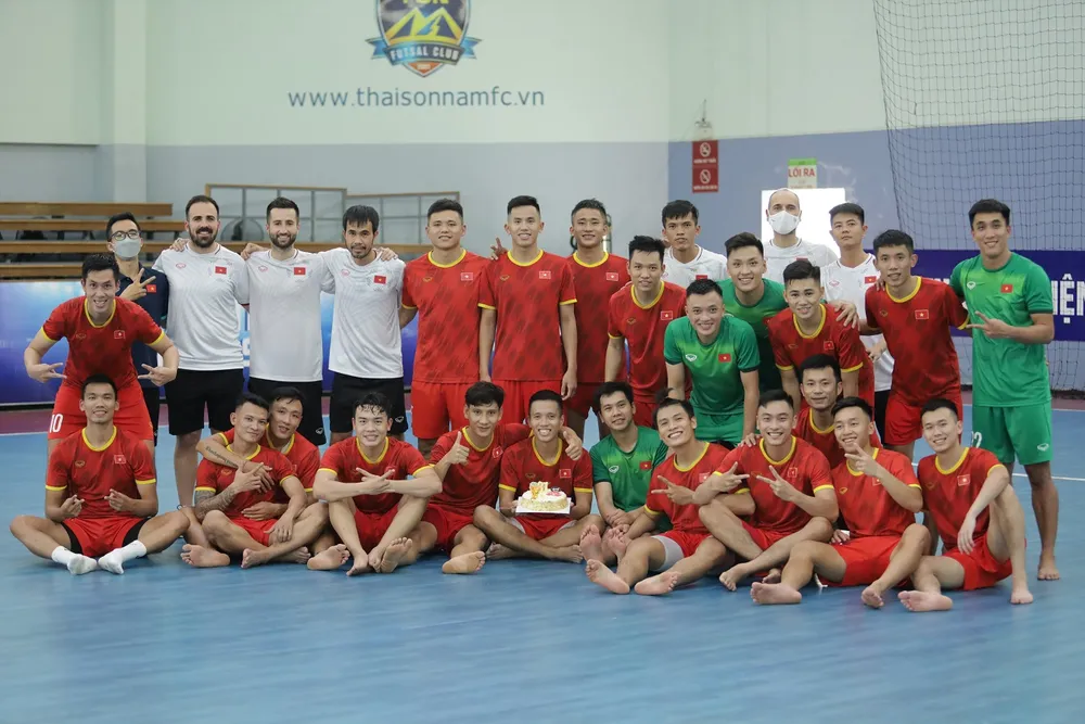 Tuyển futsal Việt Nam mừng sinh nhật Phạm Đức Hòa. ẢNH: ANH TRẦN