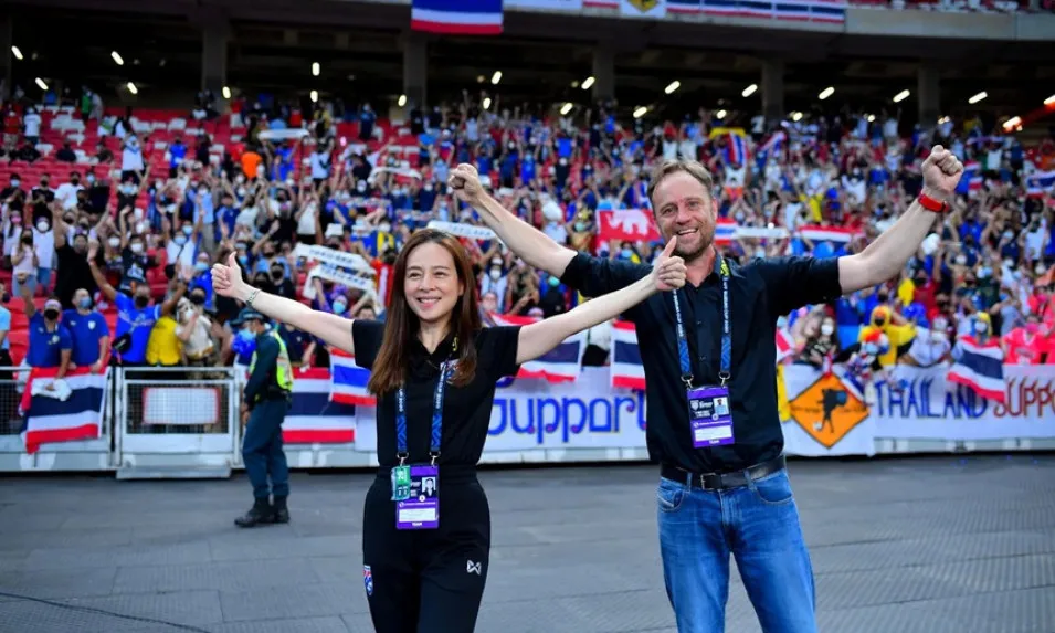 Nữ Trưởng đoàn Nualphan Lamsam và HLV Polking được cho là có tác động làm thay đổi lịch thi đấu Thai League.