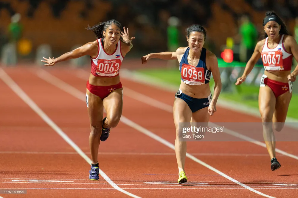 Kristina Marie Knott (bên trái) bị Tú Chinh (giữa) đánh bại ở cự ly 100m SEA Games 30. ẢNH: GETTY