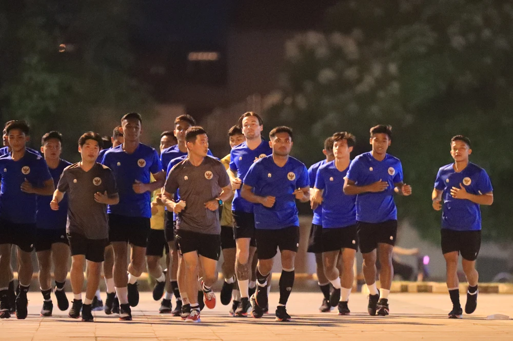 U23 Indonesia ra công viên tập luyện vào tối 3-5. ẢNH: MINH HOÀNG