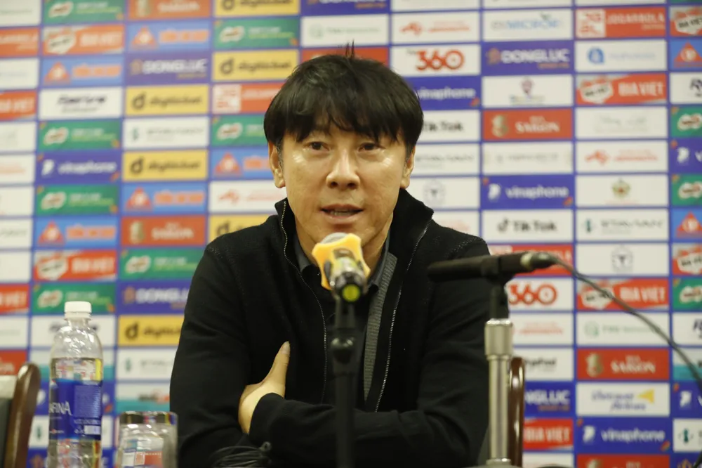 HLV Shin Tae-yong không hài lòng về công tác trọng tài ở trạn ra quân SEA Games 31. ẢNH: DŨNG PHƯƠNG