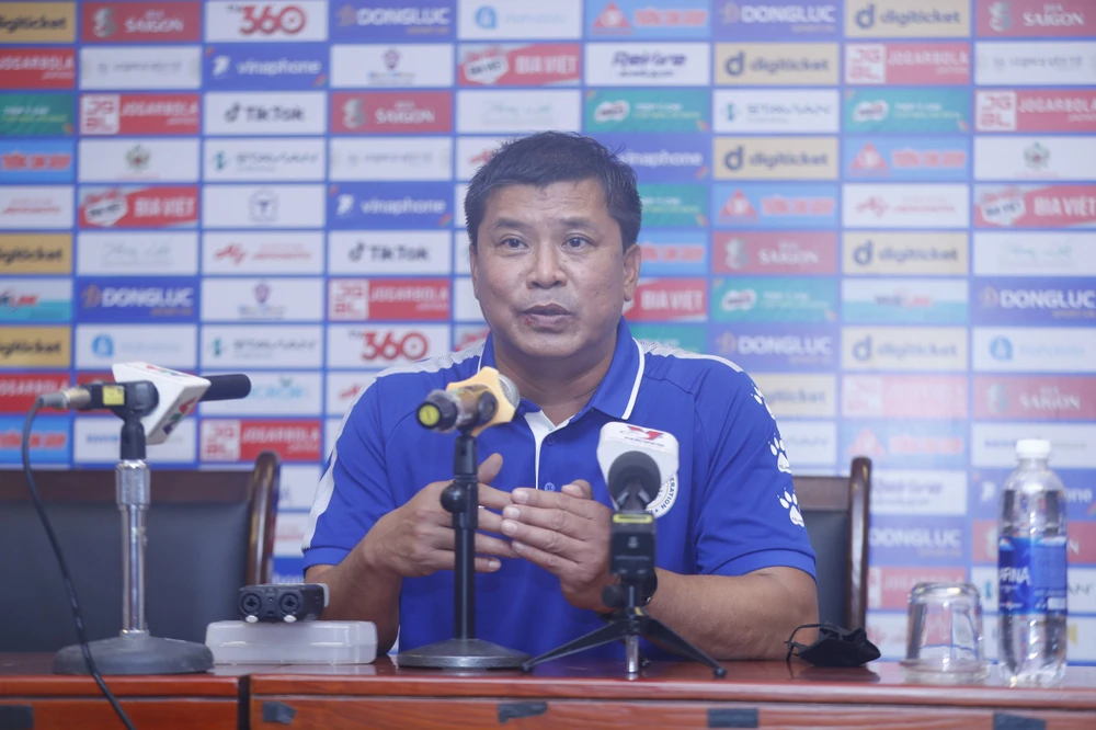 HLV Norman Fegidero vui mừng khi U23 Philippines cầm hòa U23 Việt Nam. ẢNH: DŨNG PHƯƠNG