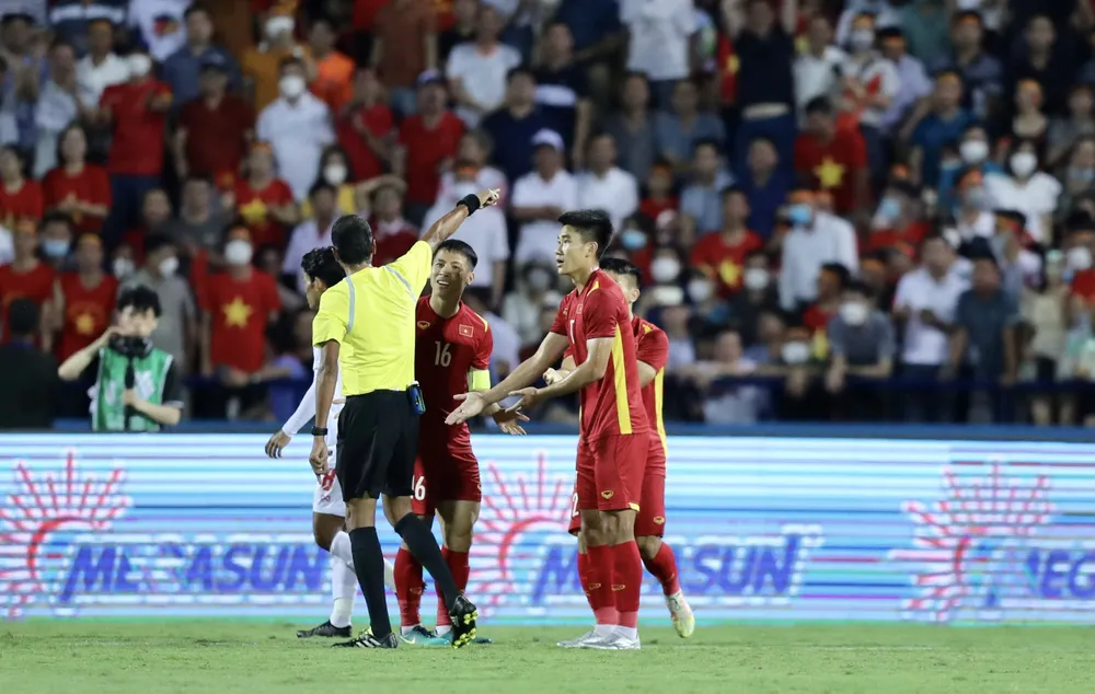 Quả bóng Vàng Đỗ Hùng Dũng lại ‘giải cứu’ U23 Việt Nam ảnh 4