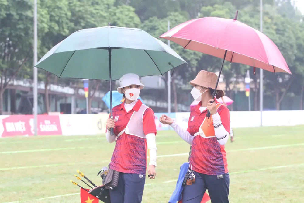 Khán giả ‘đội mưa’ đi xem hoa khôi Ánh Nguyệt thi bắn cung ảnh 8