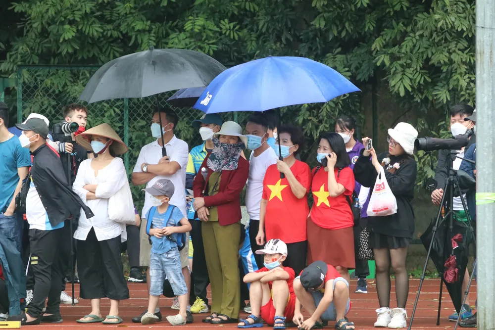 Khán giả ‘đội mưa’ đi xem hoa khôi Ánh Nguyệt thi bắn cung ảnh 1