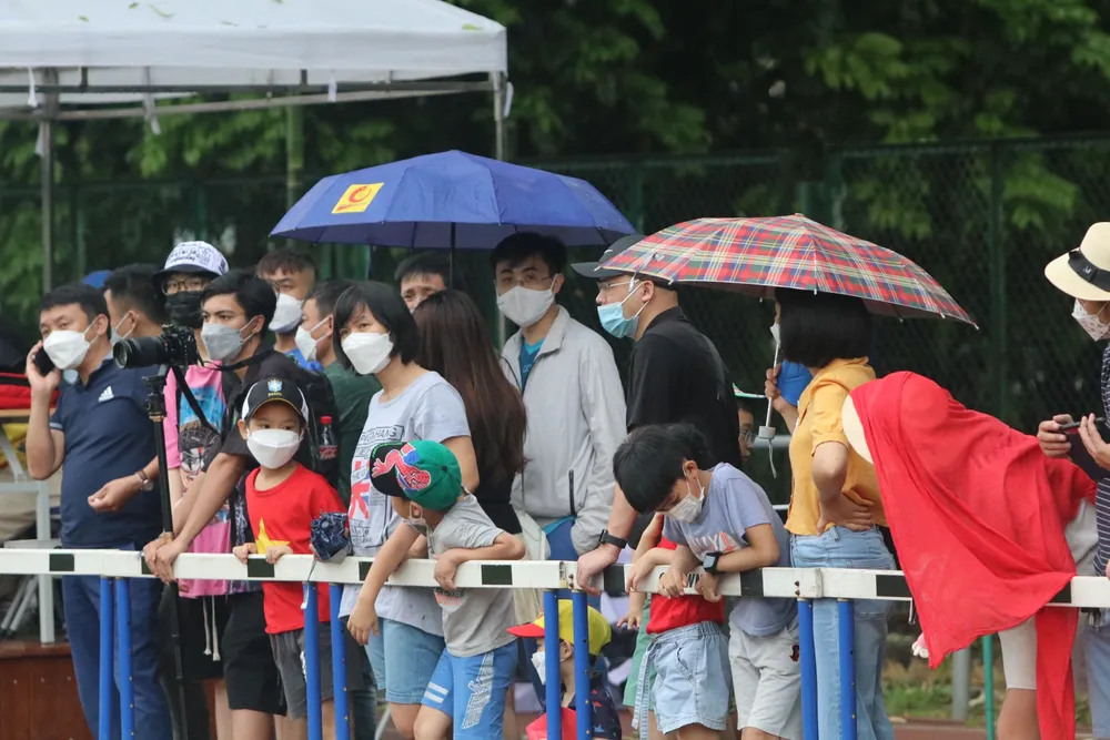 Khán giả ‘đội mưa’ đi xem hoa khôi Ánh Nguyệt thi bắn cung ảnh 2