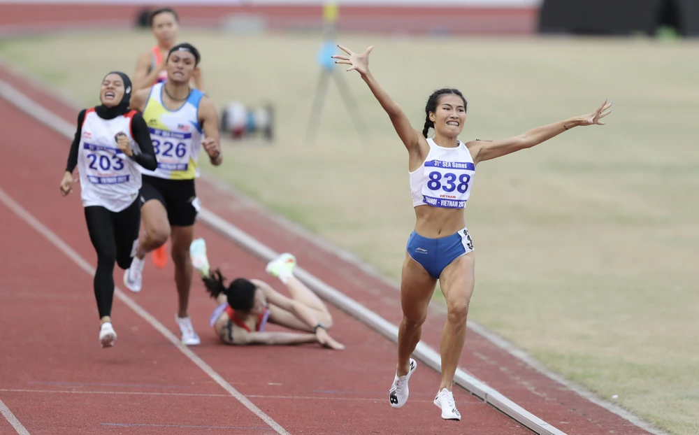 Khuất Phương Anh giành tấm HC vàng nội dung 800m SEA Games 31, và phía sau Đinh Thị Bích bị ngã sau khi bị đối thủ người Malaysia chơi xấu. ẢNH: DŨNG PHƯƠNG