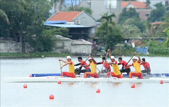 Các nam tay chèo Canoeing/Kayak Việt Nam đã có HC vàng đầu tiên ở SEA Games 31. ẢNH: TTXVN