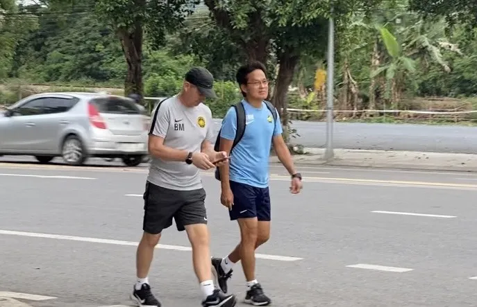 HLV của U23 Malaysia đi bộ ngắm phố, thích món ăn Việt Nam ảnh 1 HLV của U23 Malaysia đi bộ ngắm phố, thích món ăn Việt Nam ảnh 1