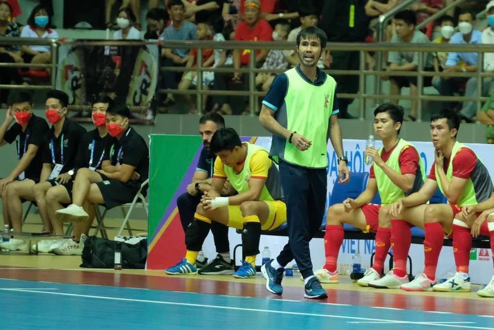 HLV Phạm Minh Giang tiếc nuối khi đội tuyển nam futsal Việt Nam giành tấm HC đồng SEA Games 31. ẢNH: HỮU THÀNH