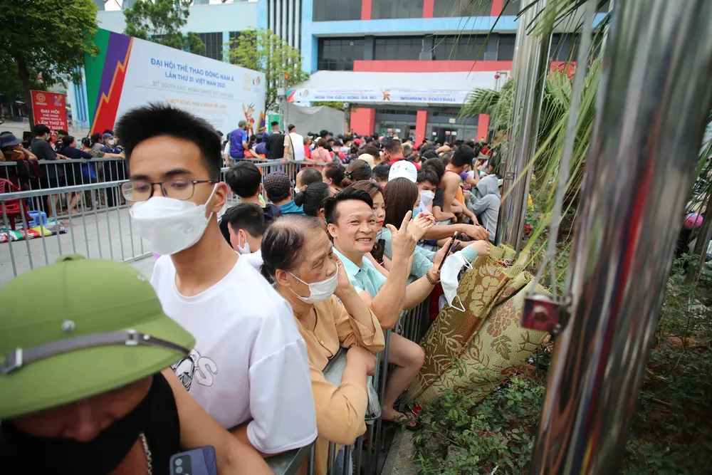 Người hâm mộ háo hức nhận vé xem Việt Nam đá chung kết ảnh 4