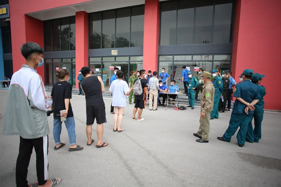 Người hâm mộ háo hức nhận vé xem Việt Nam đá chung kết ảnh 6